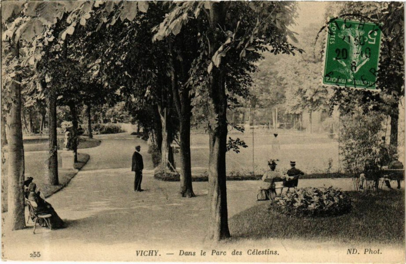 Carte postale ancienne Vichy Dans le Parc des Célestins à Vichy