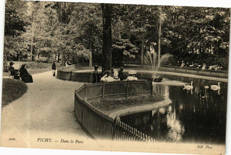 Carte postale ancienne Vichy Dans le Parc à Vichy