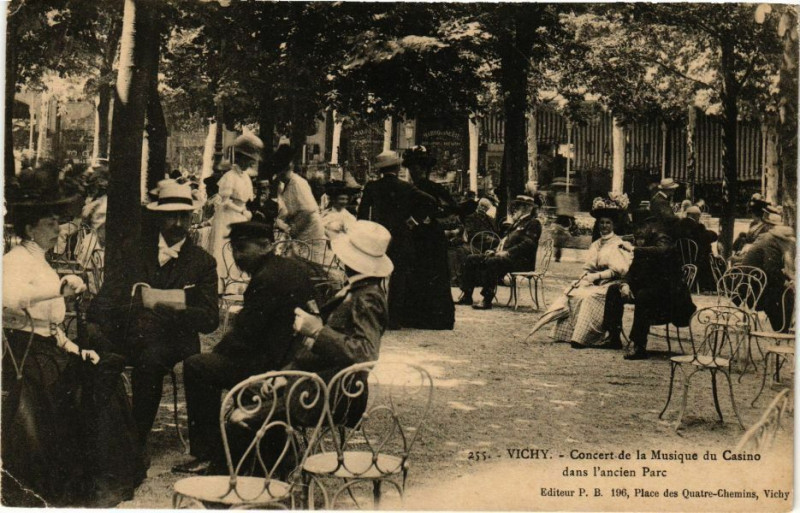 Carte postale ancienne Vichy Concert de la Musique du Casino dans l'ancien Parc à Vichy