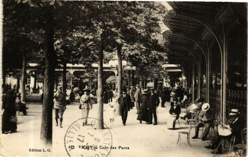 Carte postale ancienne Vichy Coin des Parcs à Vichy
