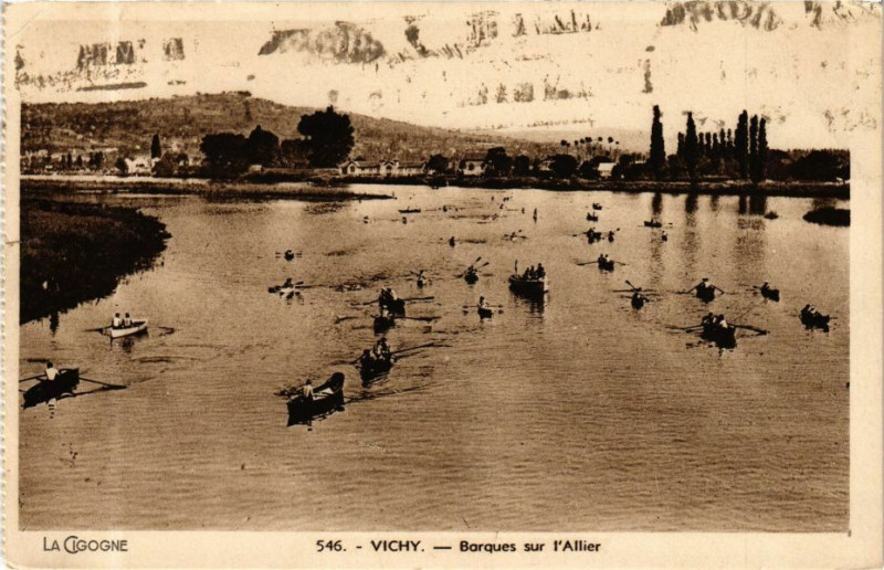 Carte postale ancienne Vichy Barques sur l'Allier à Vichy