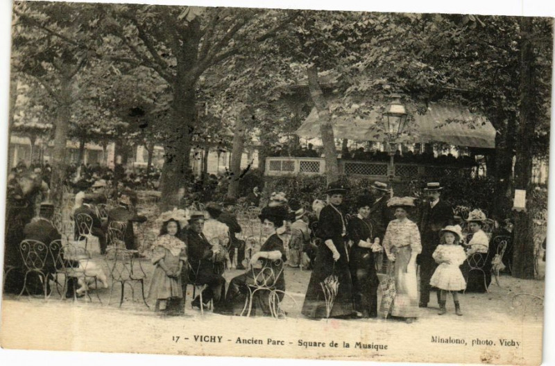 Carte postale ancienne Vichy Ancien Parc-Square de la Musique à Vichy