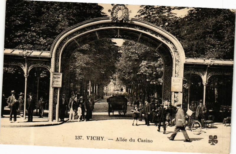 Carte postale ancienne Vichy Allée du Casino à Vichy