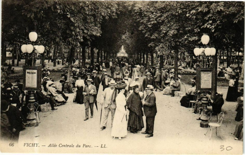 Carte postale ancienne Vichy Allée Centrale du Parc à Vichy