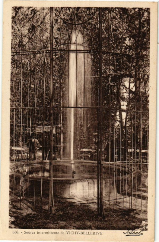 Carte postale ancienne Source intermittente de Vichy Bellerive à Vichy