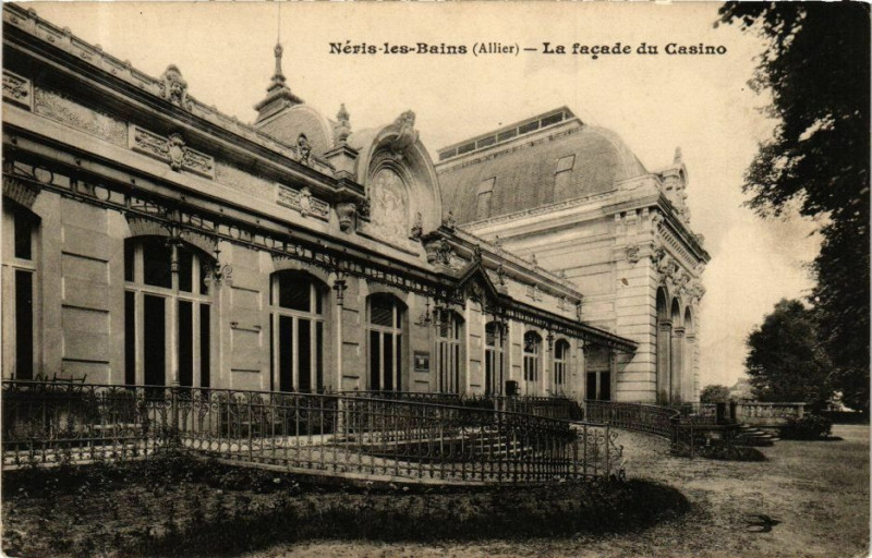 Carte postale ancienne Neris-les-Bains - La Facade du Casino à Néris-les-Bains