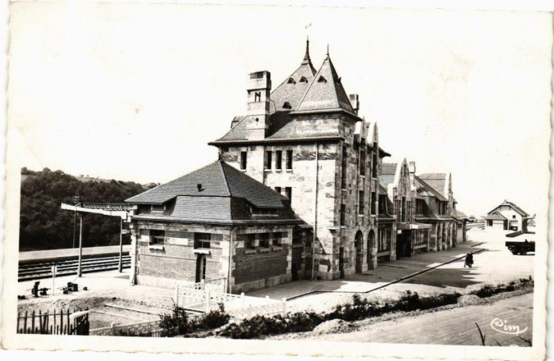 Carte postale ancienne Neris-les-Bains - La Gare à Néris-les-Bains