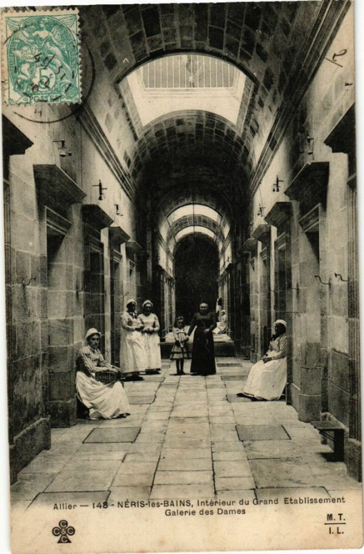 Carte postale ancienne Neris-les-Bains Intérieur du Grand Etablissement Galerie des Dames à Néris-les-Bains
