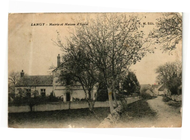 Carte postale ancienne Langy-Mairie et Maison d'Ecole à Langy