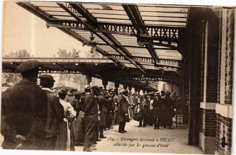 Carte postale ancienne Etrangers arrivant a Vichy sollicités par les garcons hotel à Vichy