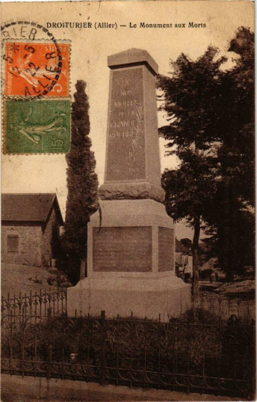 Carte postale ancienne Droiturier-Le Monument aux Morts à Droiturier