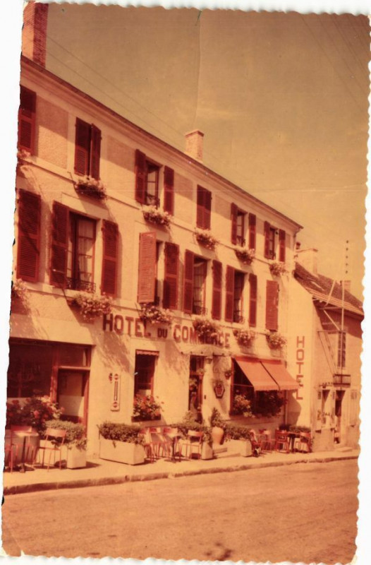 Carte postale ancienne Cerilly-Hotel du Commerce à Cérilly