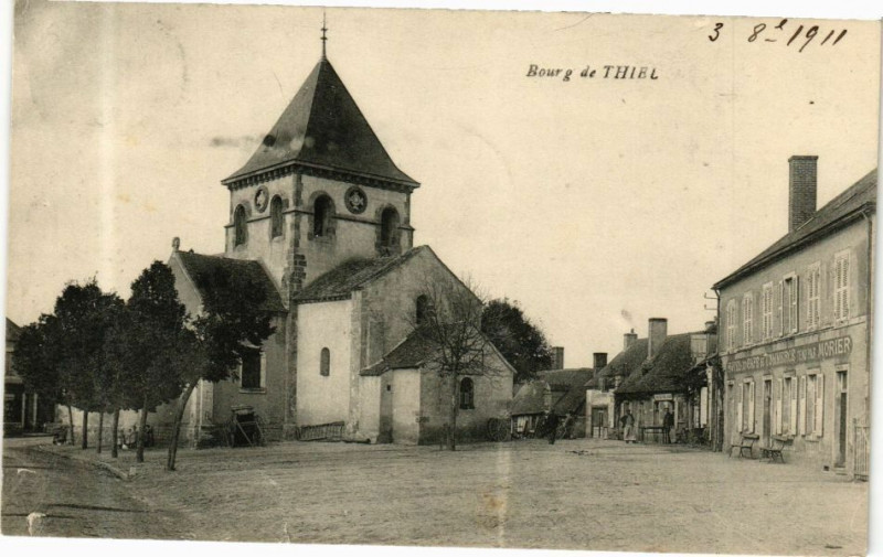 Carte postale ancienne Bourg de Thiel