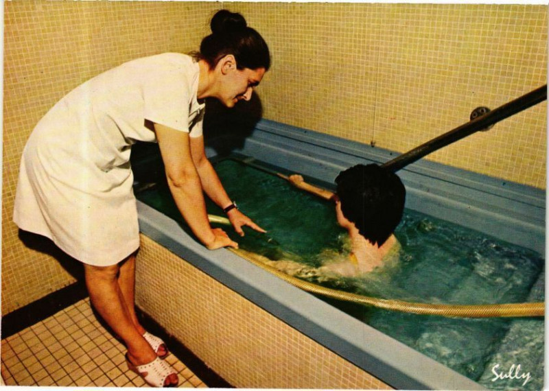 Carte postale ancienne Bourbon-l'Archambault - Etablissement thermal-Bain avec douche à Bourbon-l'Archambault