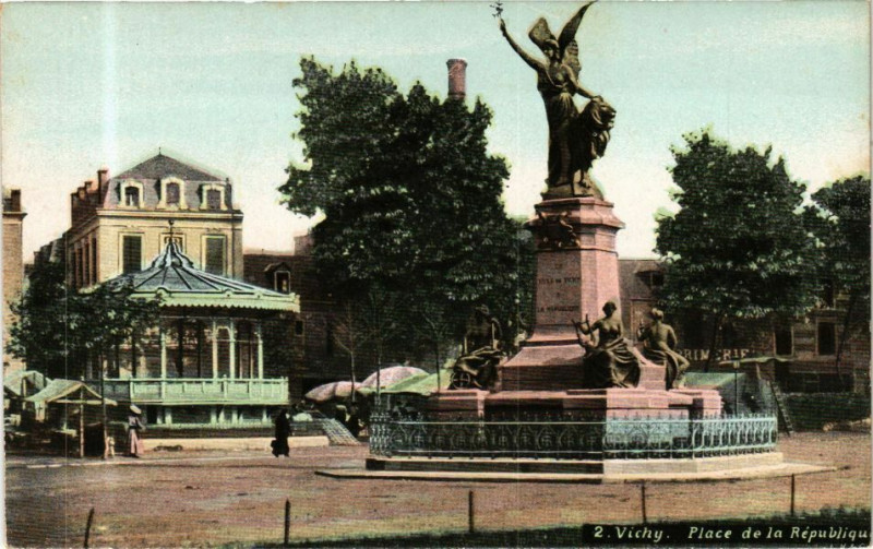 Carte postale ancienne Ed. Aqua 2 Vichy Place de la République à Vichy