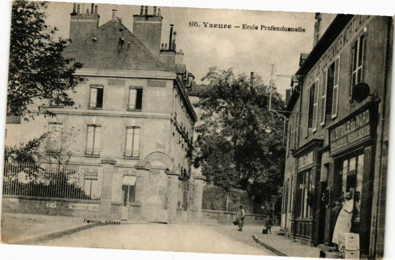 Carte postale ancienne Yzeure - Ecole Professionnelle à Yzeure