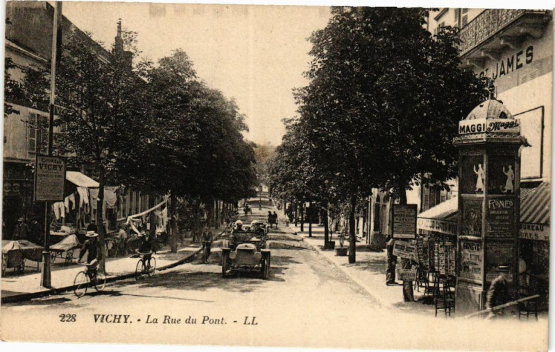 Carte postale ancienne Vichy La Rue du Pont à Vichy