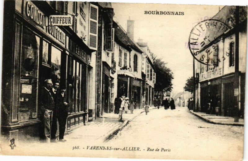 Carte postale ancienne Varennes-sur-Allier - Rue de Paris à Varennes-sur-Allier