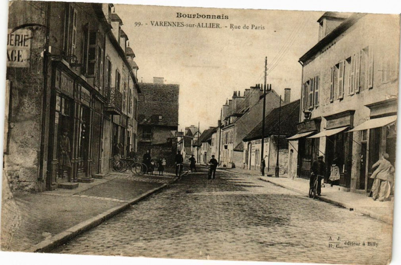 Carte postale ancienne Varennes-sur-Allier - Rue de Paris à Varennes-sur-Allier