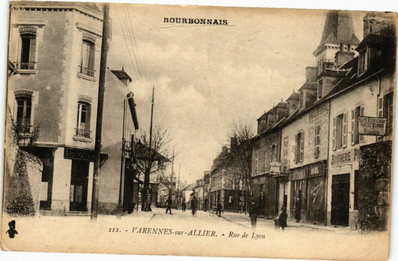 Carte postale ancienne Varennes-sur-Allier - Rue de Lyon à Varennes-sur-Allier