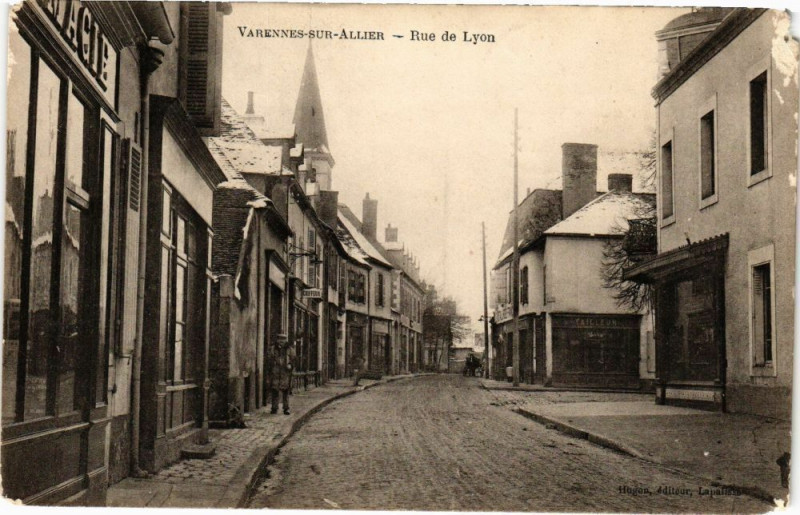 Carte postale ancienne Varennes-sur-Allier - Rue de Lyon à Varennes-sur-Allier