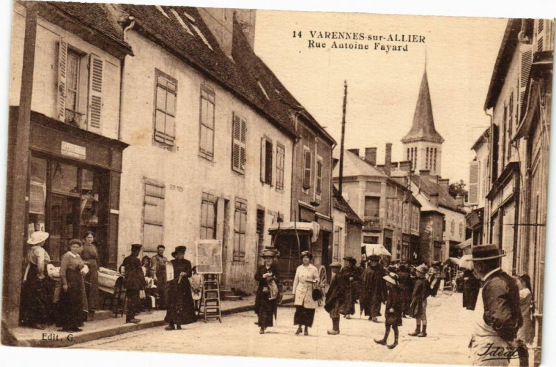 Carte postale ancienne Varennes-sur-Allier - Rue Antoine Fayard à Varennes-sur-Allier