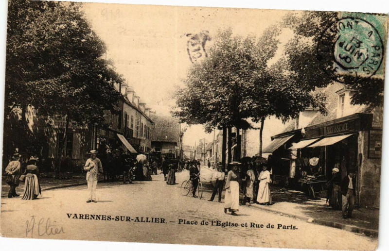 Carte postale ancienne Varennes-sur-Allier - Place de l'Eglise et Rue de Paris à Varennes-sur-Allier