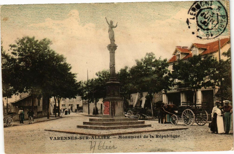 Carte postale ancienne Varennes-sur-Allier - Monument de la République à Varennes-sur-Allier