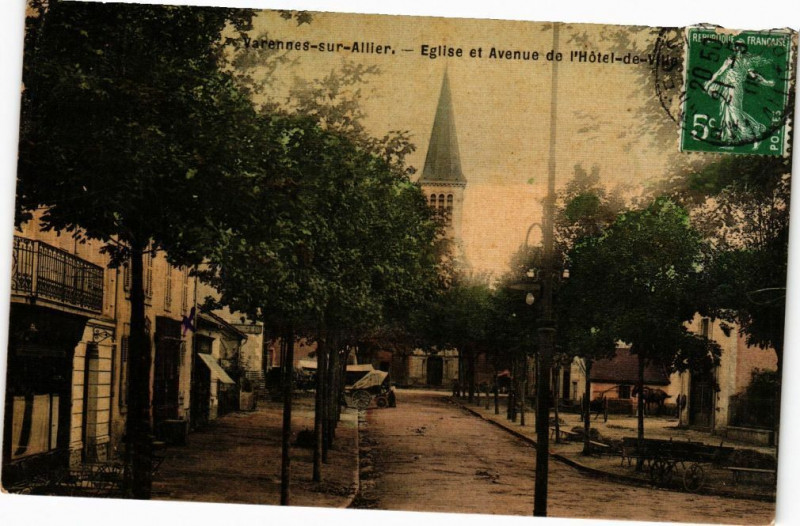 Carte postale ancienne Varennes-sur-Allier - Eglise et Avenue de l'Hotel de Ville à Varennes-sur-Allier