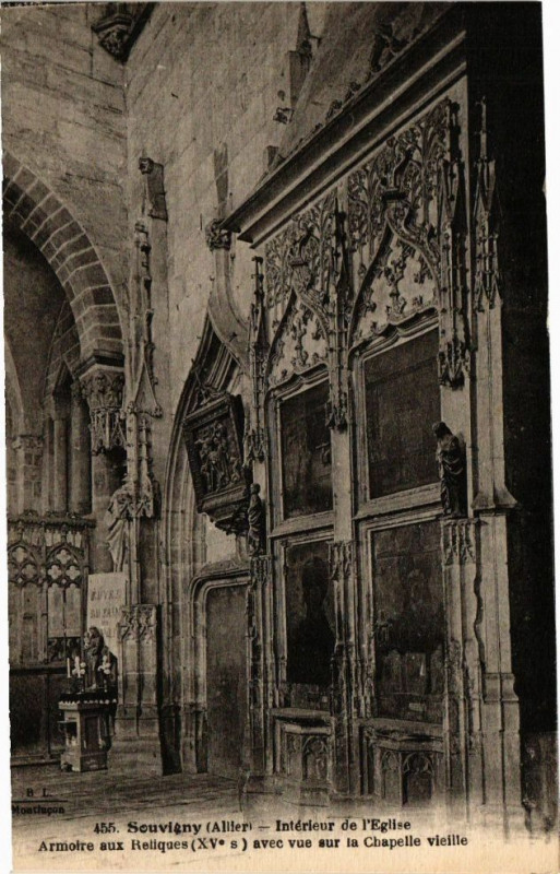 Carte postale ancienne Souvigny - Intérieur de l'Eglise à Souvigny