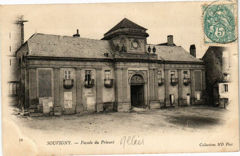 Carte postale ancienne Souvigny - Facade du Prieuré à Souvigny