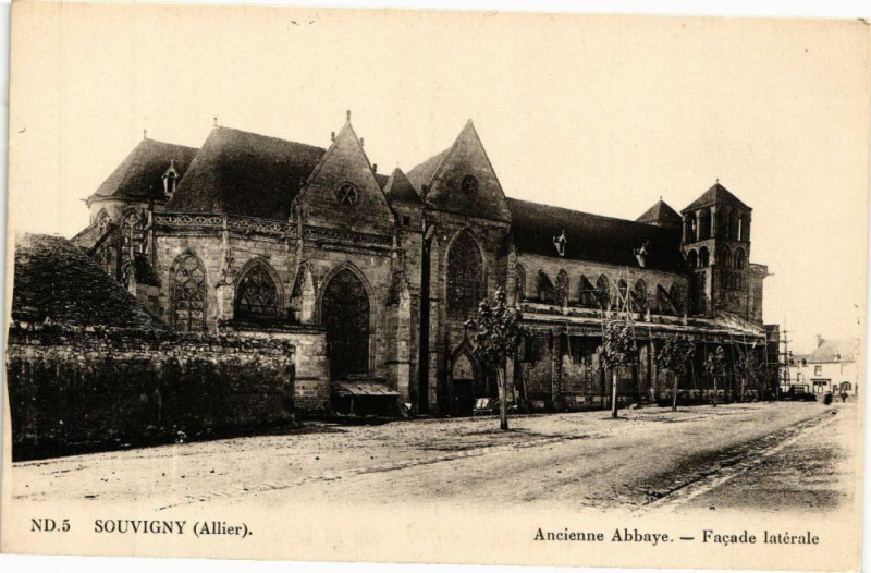 Carte postale ancienne Souvigny - Ancienne Abbaye-Facade laterale à Souvigny