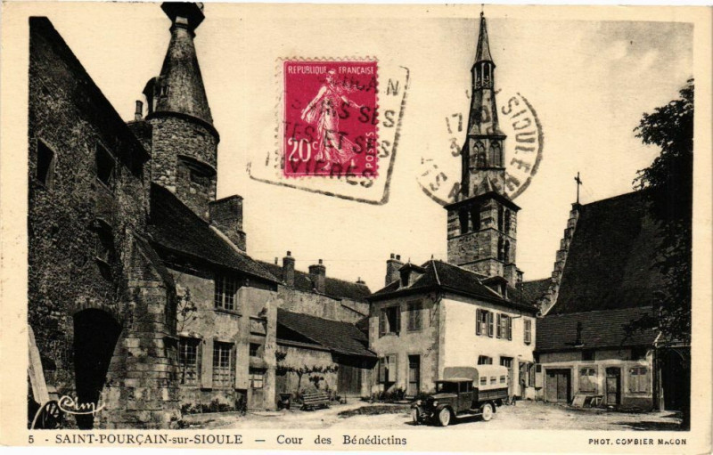 Carte postale ancienne Saint-Pourcain-sur-Sioule - Cour des Bénédictins à Saint-Pourçain-sur-Sioule
