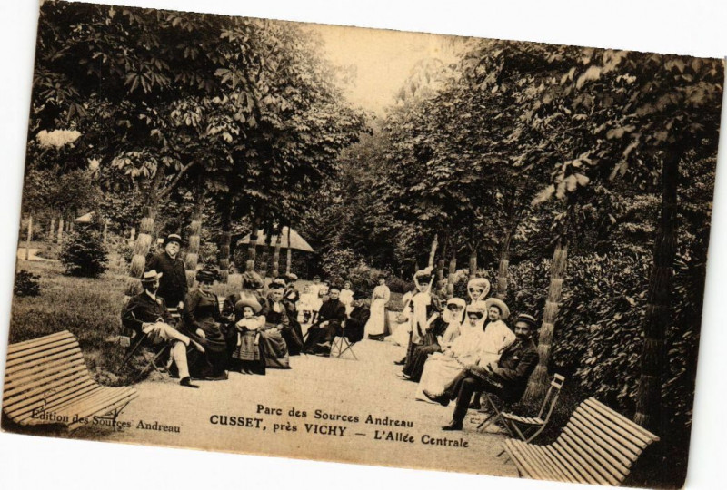 Carte postale ancienne Parc des Sources Andreau-Cusset prés Vichy L'Allée Centrale à Vichy