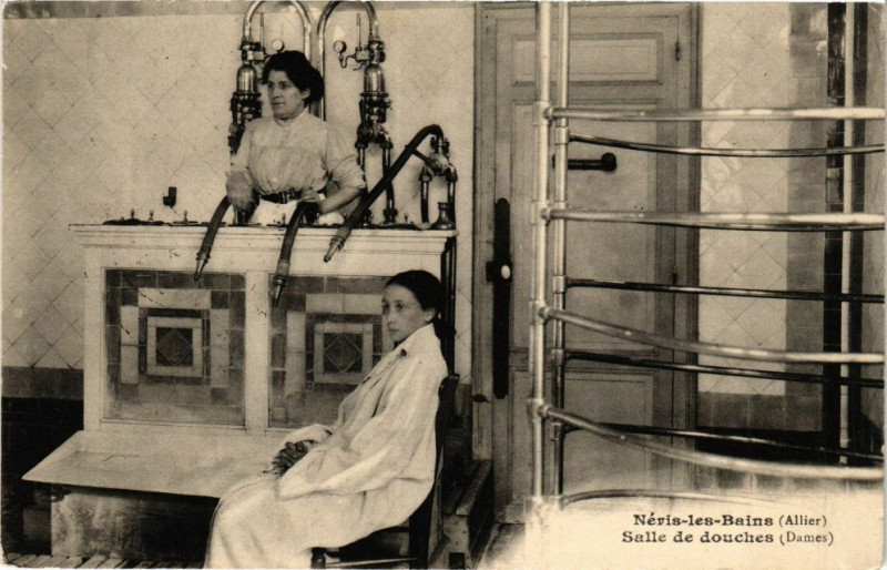 Carte postale ancienne Neris-les-Bains - Salle de douches à Néris-les-Bains