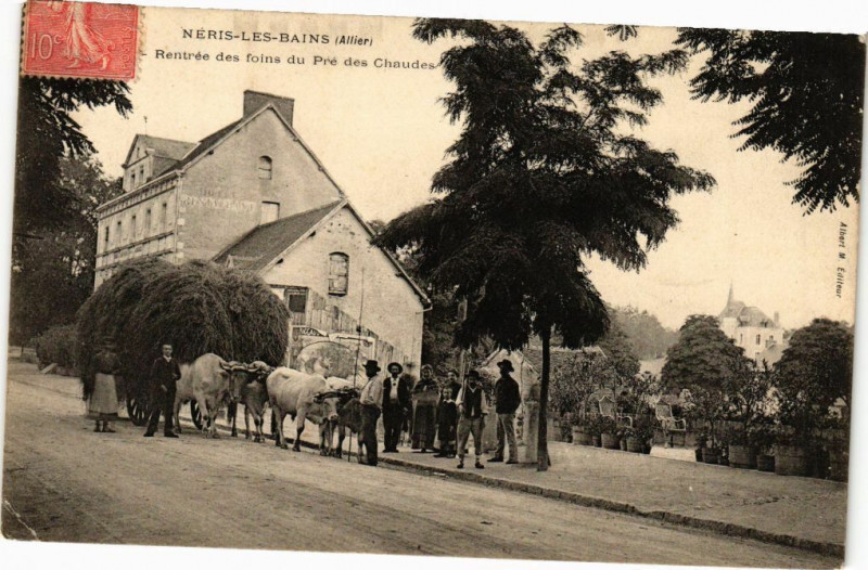 Carte postale ancienne Neris-les-Bains - Rentrée des foins du Pré des Chaudes à Néris-les-Bains