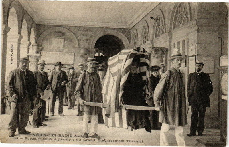 Carte postale ancienne Neris-les-Bains Porteurs sous le péristyle du Grand Etablissement à Néris-les-Bains