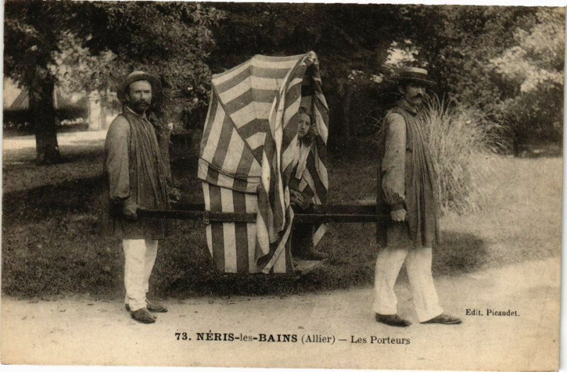 Carte postale ancienne Neris-les-Bains - Les Porteurs à Néris-les-Bains
