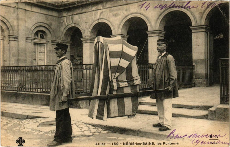 Carte postale ancienne Neris-les-Bains - Les Porteurs à Néris-les-Bains