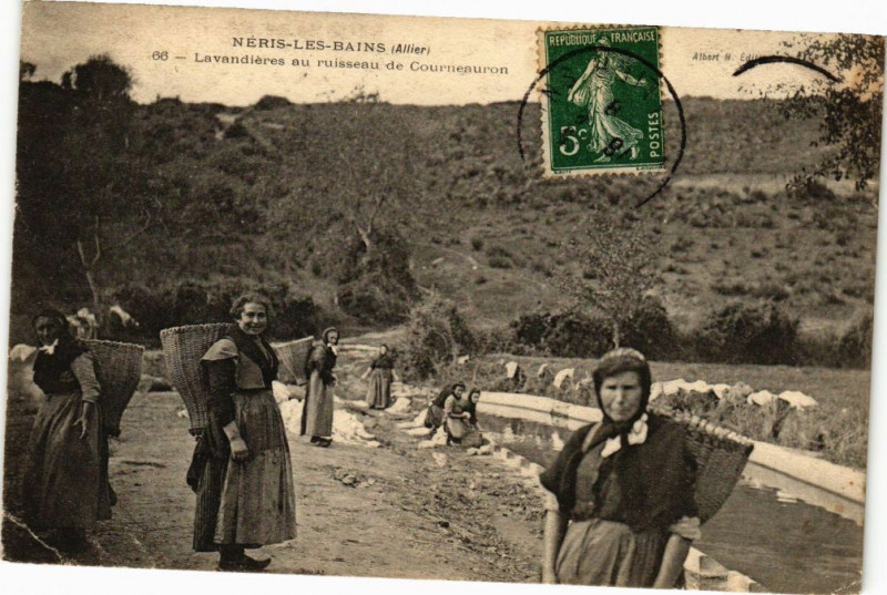 Carte postale ancienne Neris-les-Bains - Lavandiéres au ruisseau de Courneauron à Néris-les-Bains