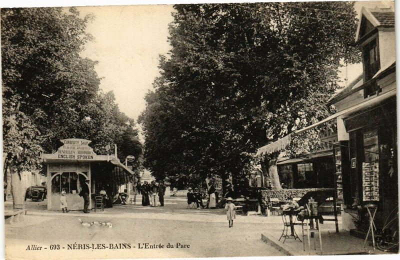 Carte postale ancienne Neris-les-Bains - L'Entrée du Parc à Néris-les-Bains