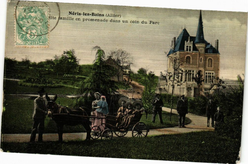 Carte postale ancienne Neris-les-Bains - famille en promenade dans un coin du Parc à Néris-les-Bains