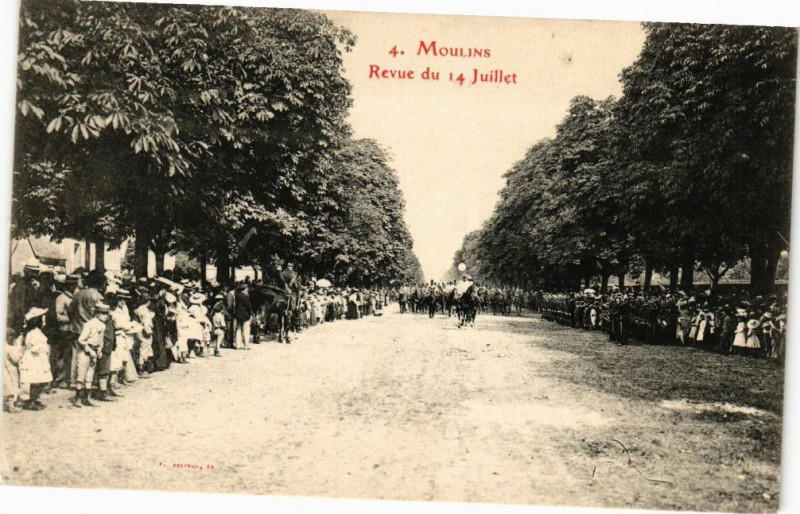 Carte postale ancienne Moulins - Revue du 14 Juillet à Moulins