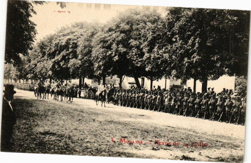 Carte postale ancienne Moulins - Revue du 14 Juillet à Moulins
