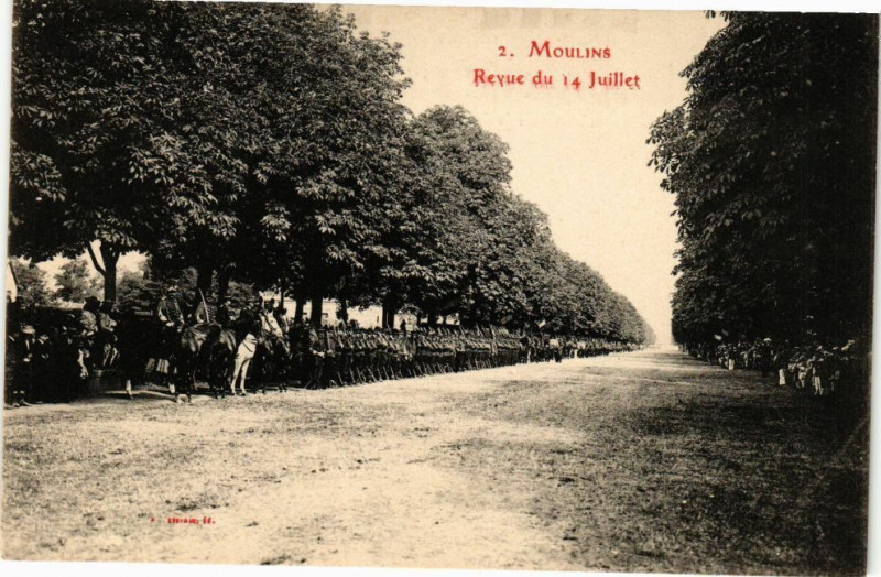 Carte postale ancienne Moulins - Revue du 14 Juillet à Moulins