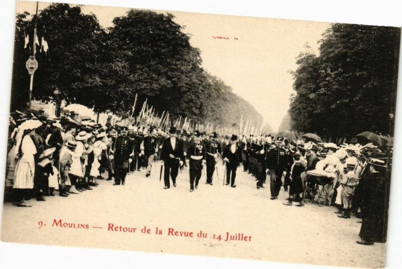 Carte postale ancienne Moulins - Retour de la Revue du 14 Juillet à Moulins