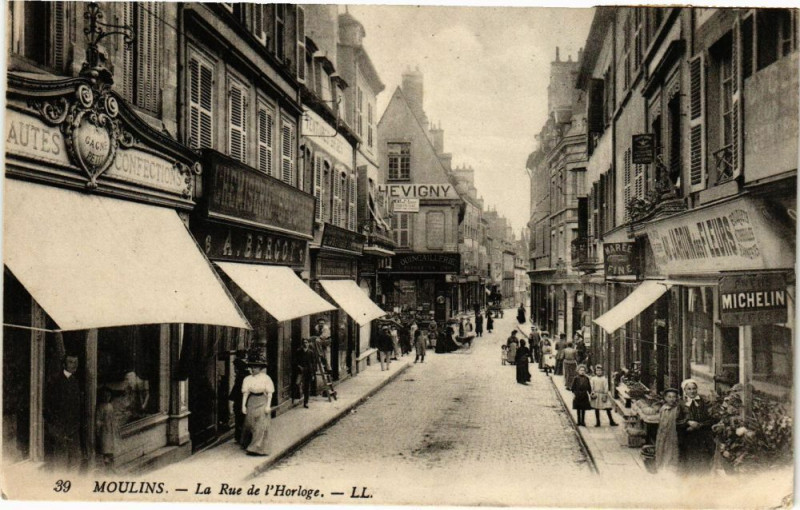 Carte postale ancienne Moulins - La Rue de l'Horloge à Moulins