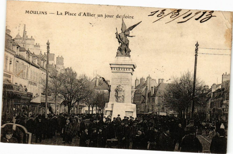 Carte postale ancienne Moulins - La Place d'Allier un jour de foire à Moulins