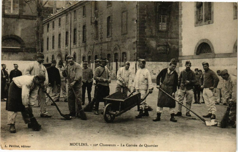Carte postale ancienne Moulins - Chasseurs-La Corvée de Quartier à Moulins