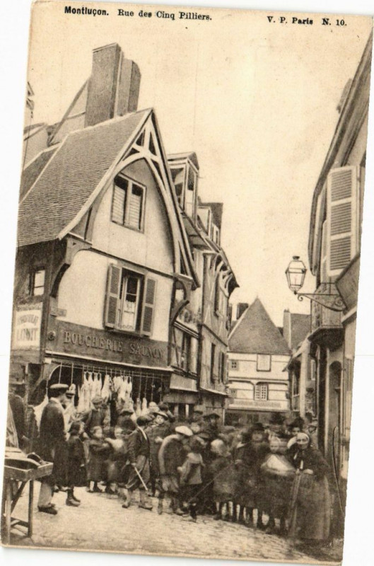 Carte postale ancienne Montlucon - Rue des Cinq Pilliers à Montluçon